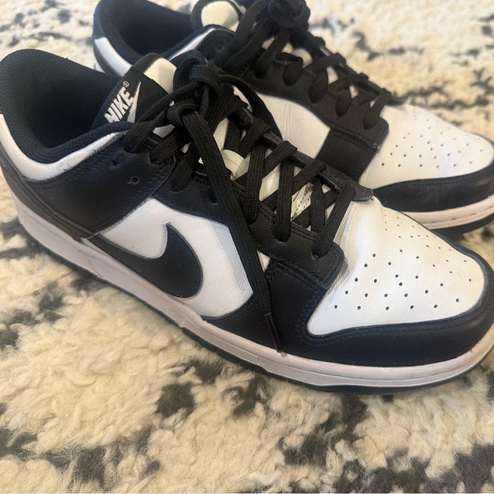 Nike Women’s panda dunks